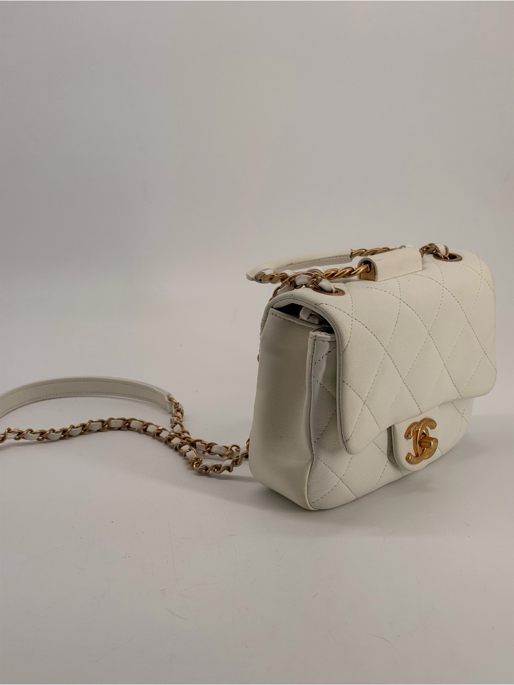CHANEL MINI LAMBSKIN IN THE LOOP SHOULDER BAG WHITE - Picture 4 of 15
